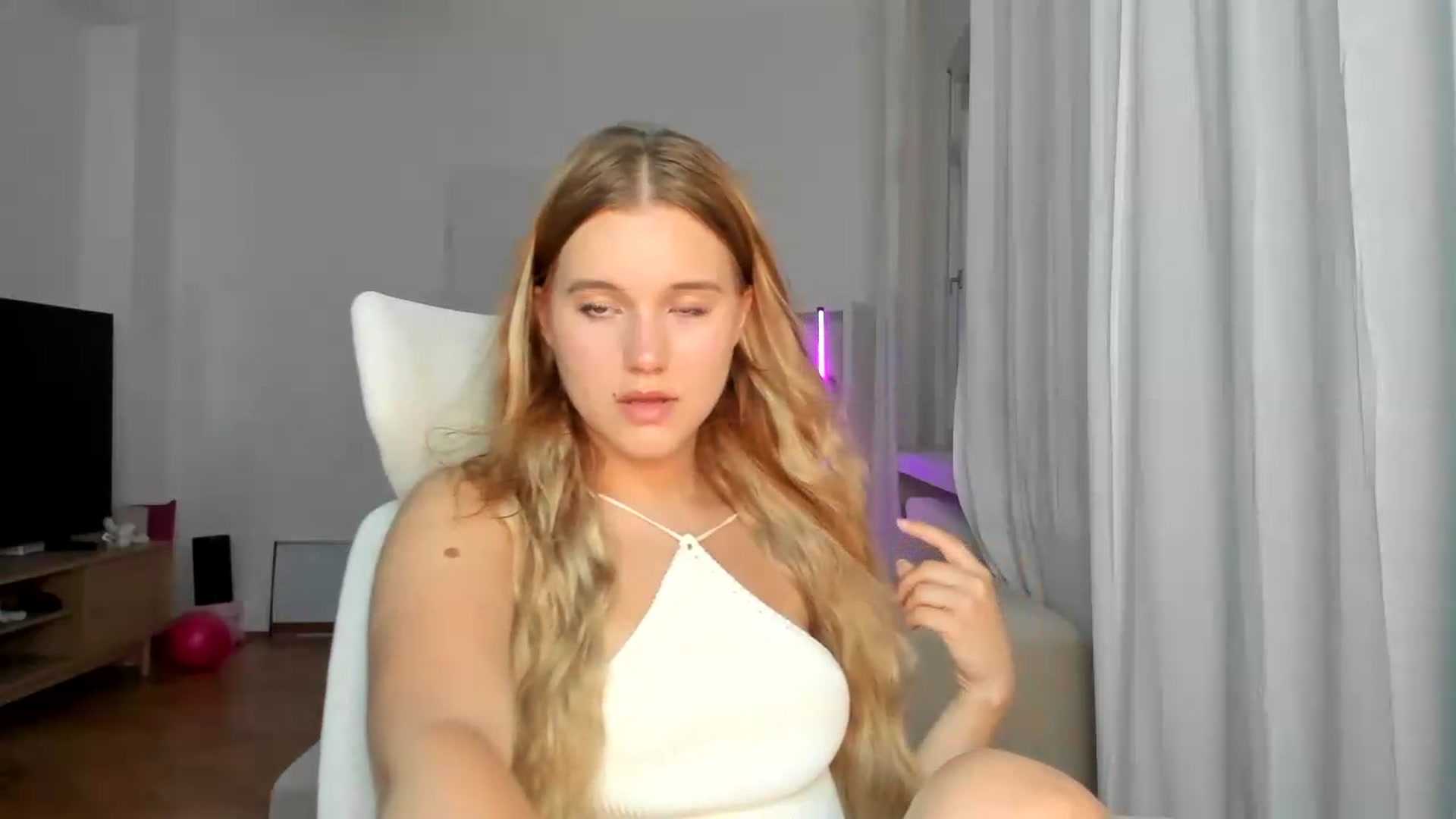 Gallery image thumbnail from Lia_lisia's myfreecams stream on, 06/20/2026, 18:03 image 16 of 20