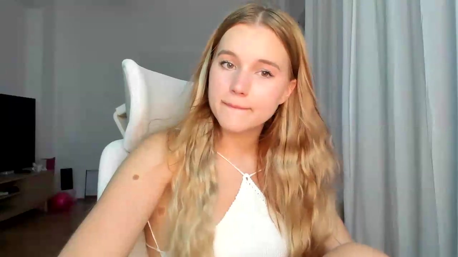 Gallery image thumbnail from Lia_lisia's myfreecams stream on, 06/20/2026, 18:03 image 18 of 20