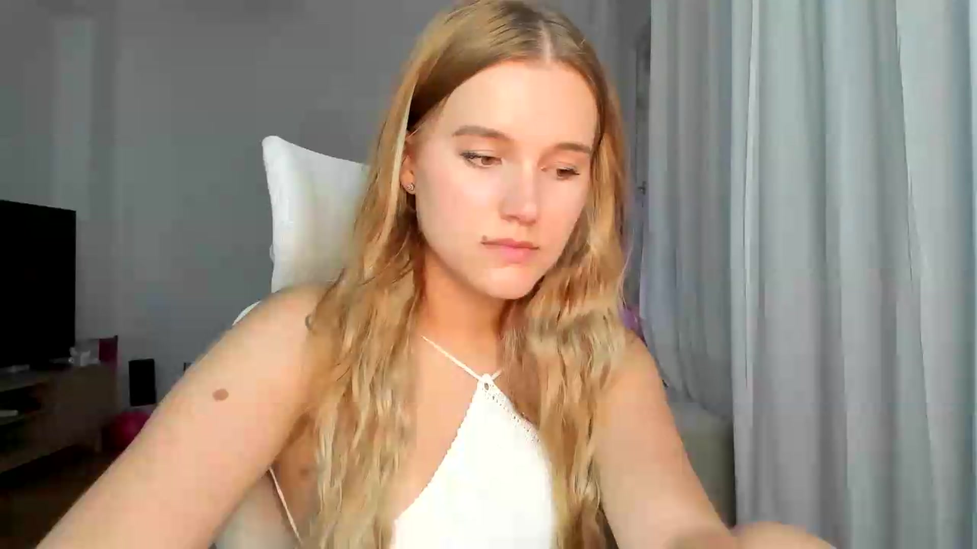 Gallery image thumbnail from Lia_lisia's myfreecams stream on, 06/20/2026, 18:03 image 9 of 20