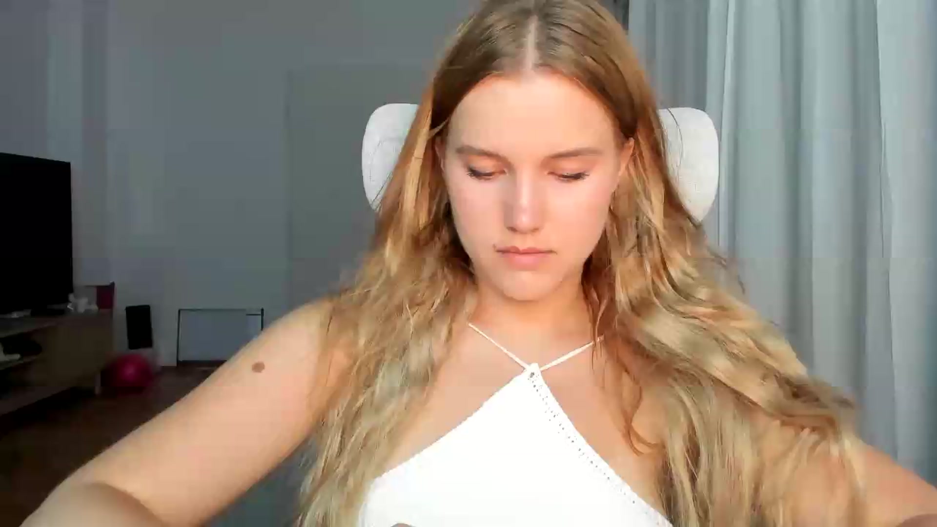 Gallery image thumbnail from Lia_lisia's myfreecams stream on, 06/20/2026, 18:32 image 11 of 20