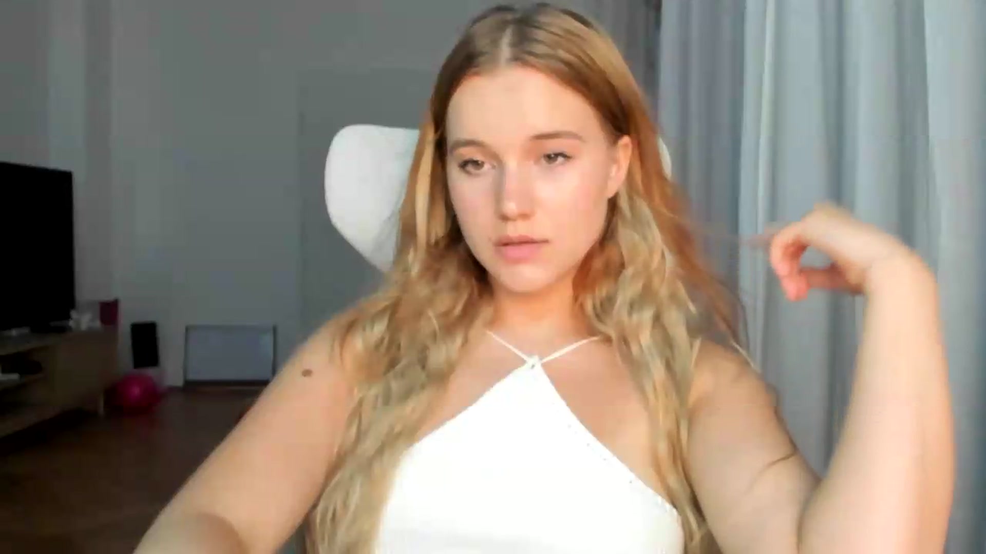 Gallery image thumbnail from Lia_lisia's myfreecams stream on, 06/20/2026, 18:32 image 20 of 20