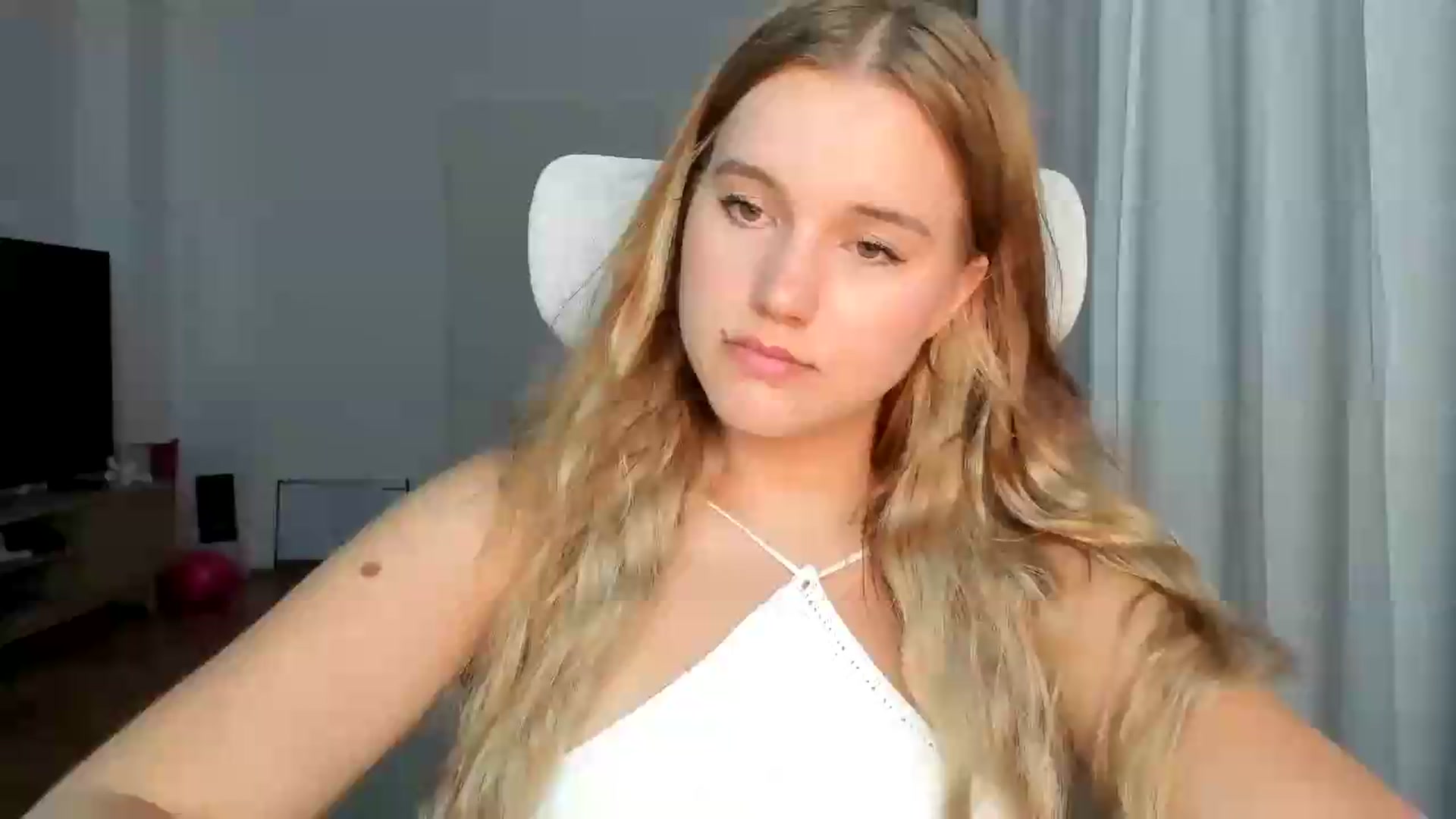 Gallery image thumbnail from Lia_lisia's myfreecams stream on, 06/20/2026, 18:32 image 12 of 20