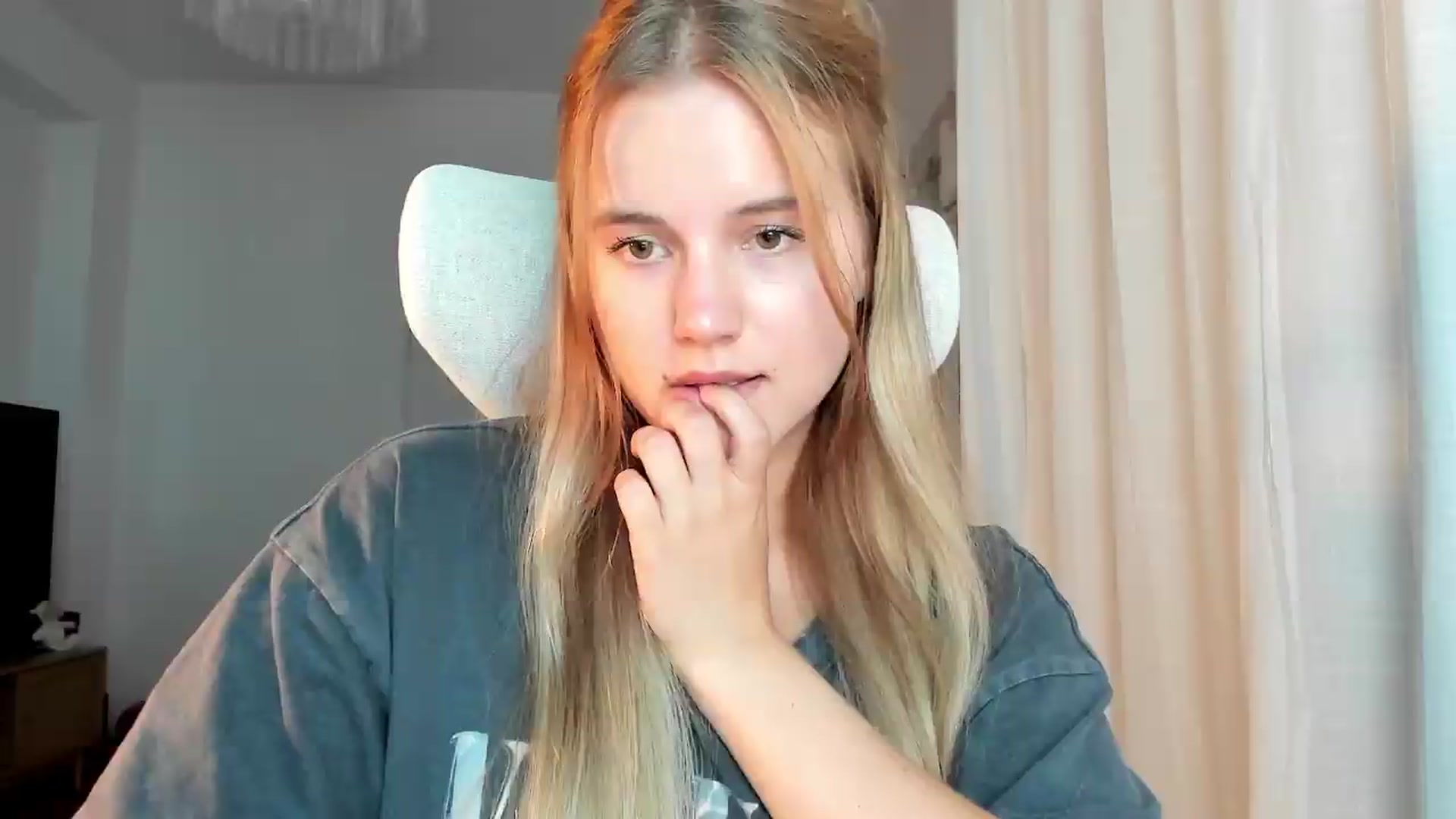 Gallery image thumbnail from Lia_lisia's myfreecams stream on, 06/24/2026, 15:50 image 18 of 20