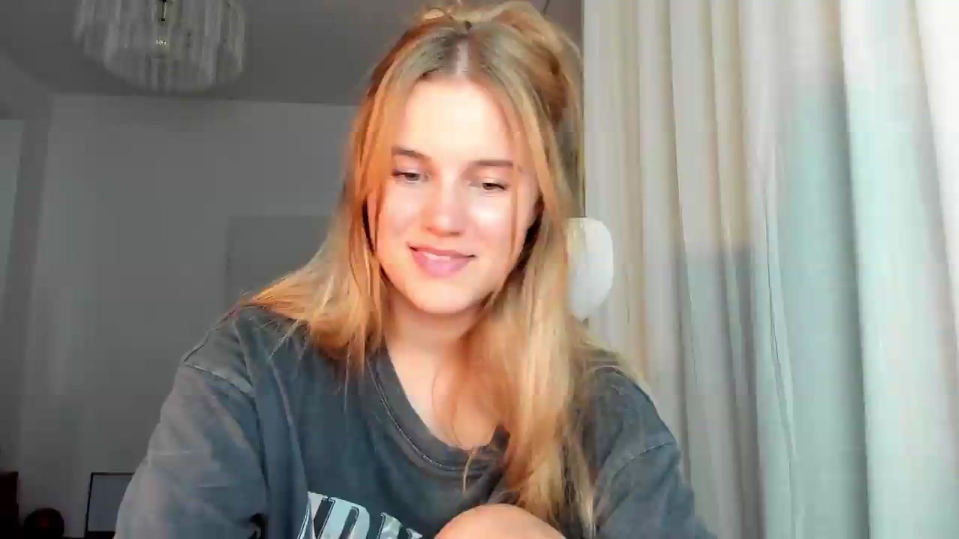 Gallery image thumbnail from Lia_lisia's myfreecams stream on, 06/24/2026, 19:04 image 8 of 20