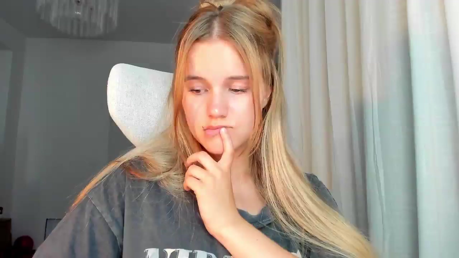 Gallery image thumbnail from Lia_lisia's myfreecams stream on, 06/24/2026, 19:04 image 14 of 20