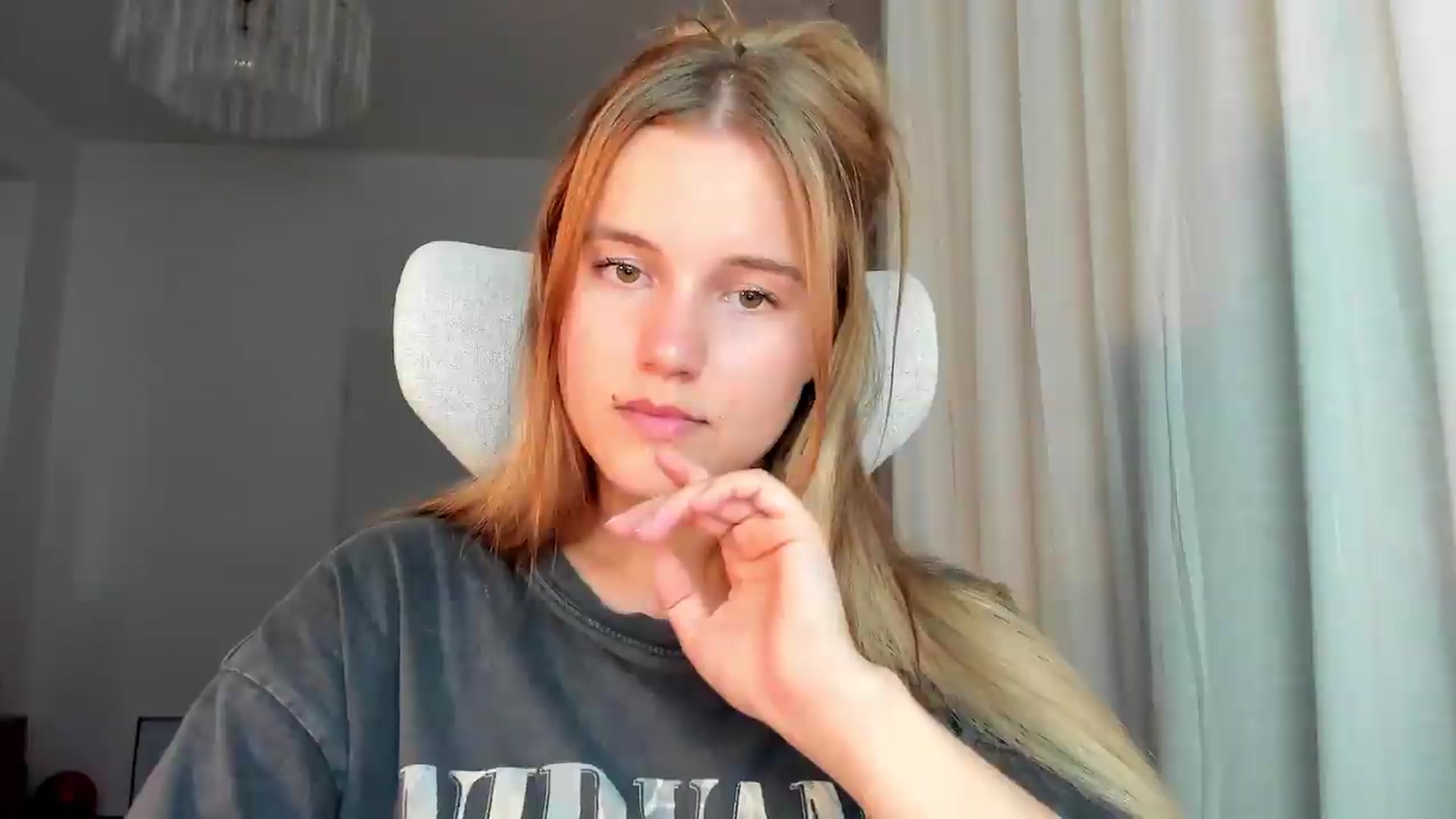 Gallery image thumbnail from Lia_lisia's myfreecams stream on, 06/24/2026, 19:04 image 3 of 20