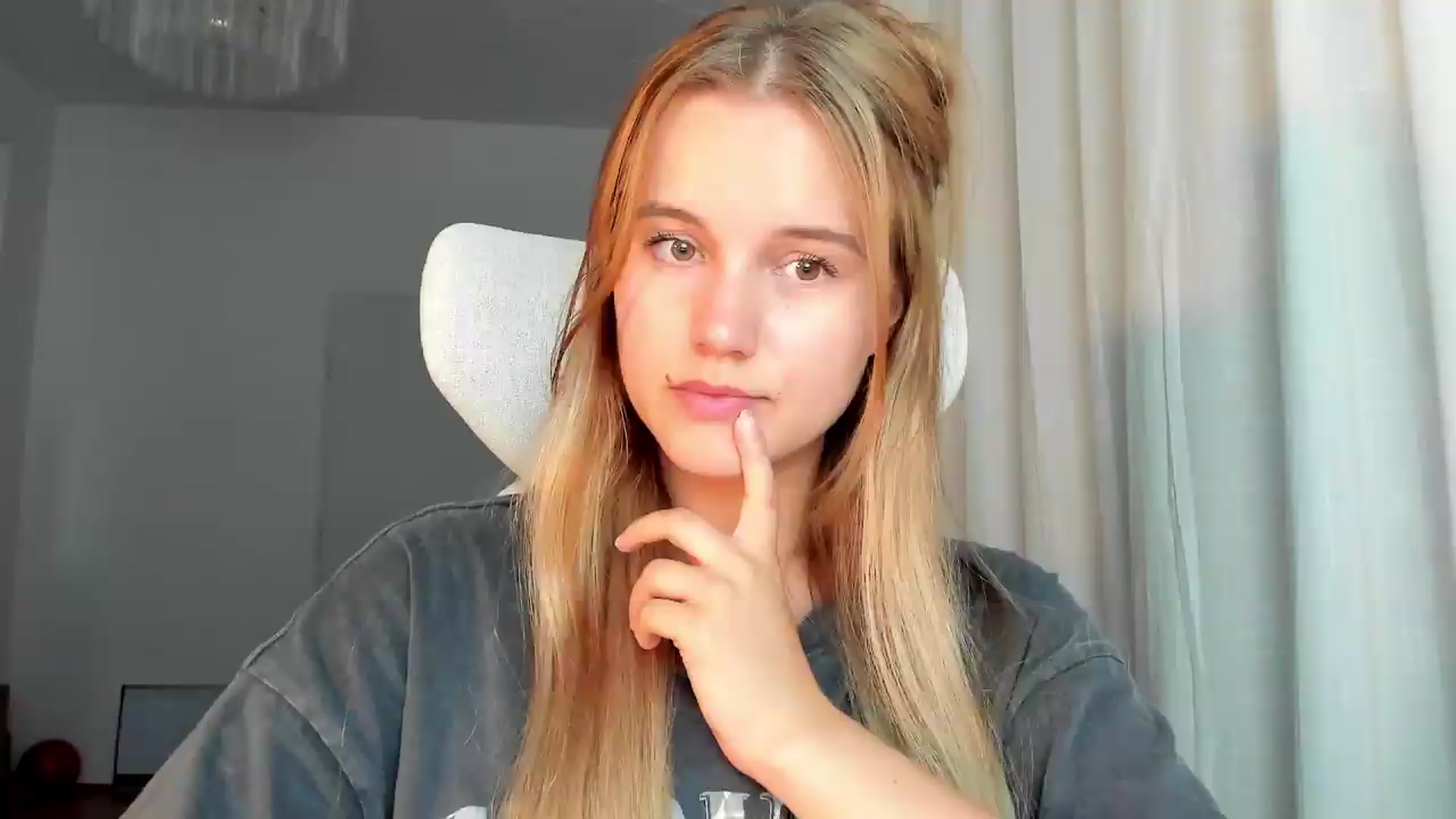 Gallery image thumbnail from Lia_lisia's myfreecams stream on, 06/24/2026, 20:47 image 2 of 20
