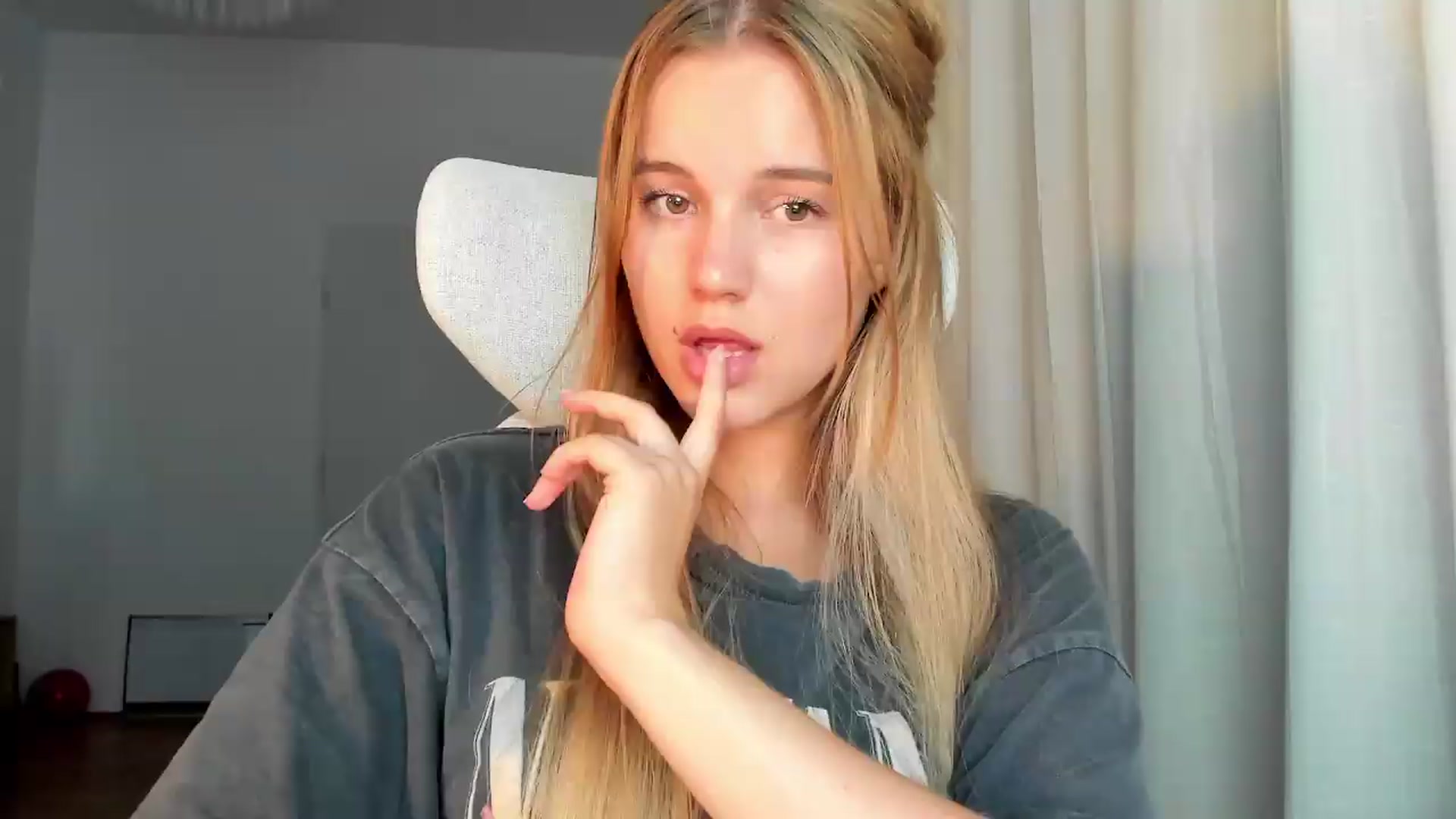 Gallery image thumbnail from Lia_lisia's myfreecams stream on, 06/24/2026, 21:50 image 7 of 20
