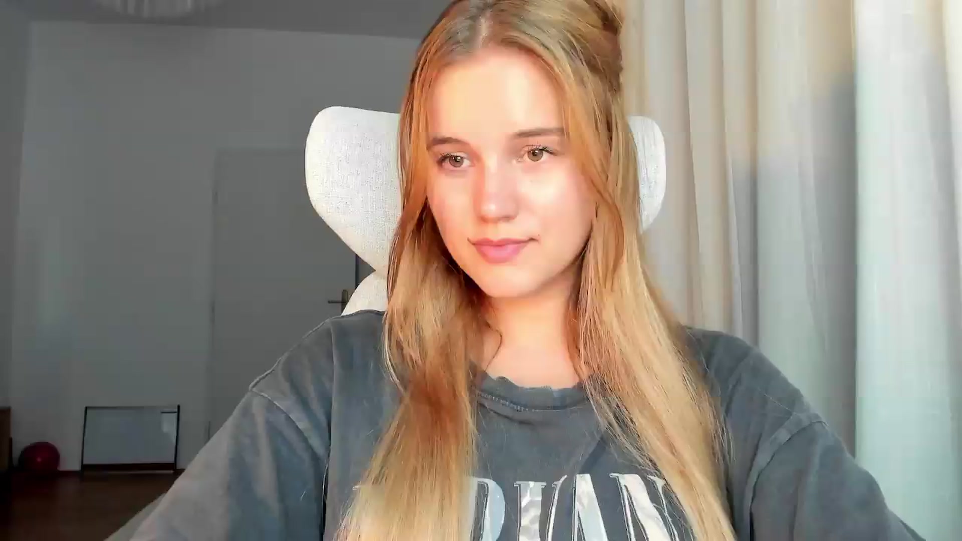 Gallery image thumbnail from Lia_lisia's myfreecams stream on, 06/24/2026, 21:50 image 4 of 20