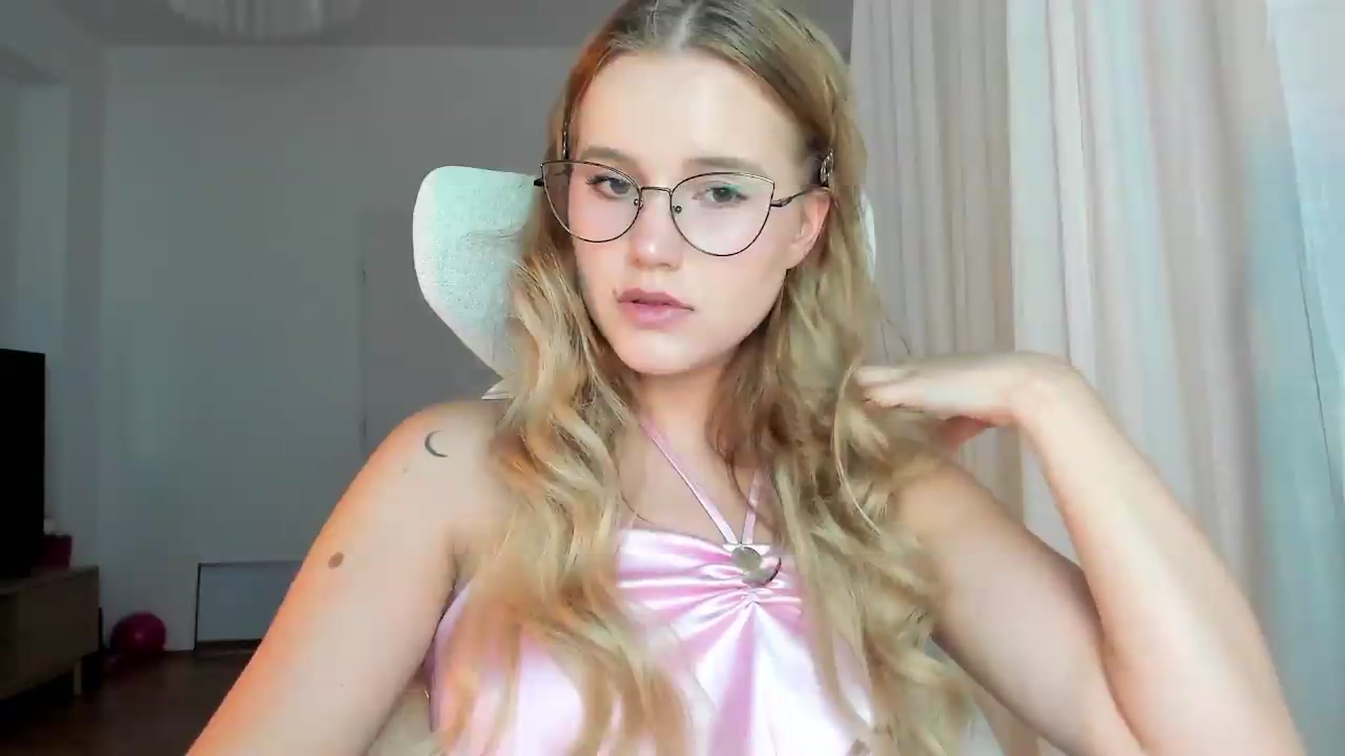 Gallery image thumbnail from Lia_lisia's myfreecams stream on, 06/27/2026, 18:56 image 15 of 20
