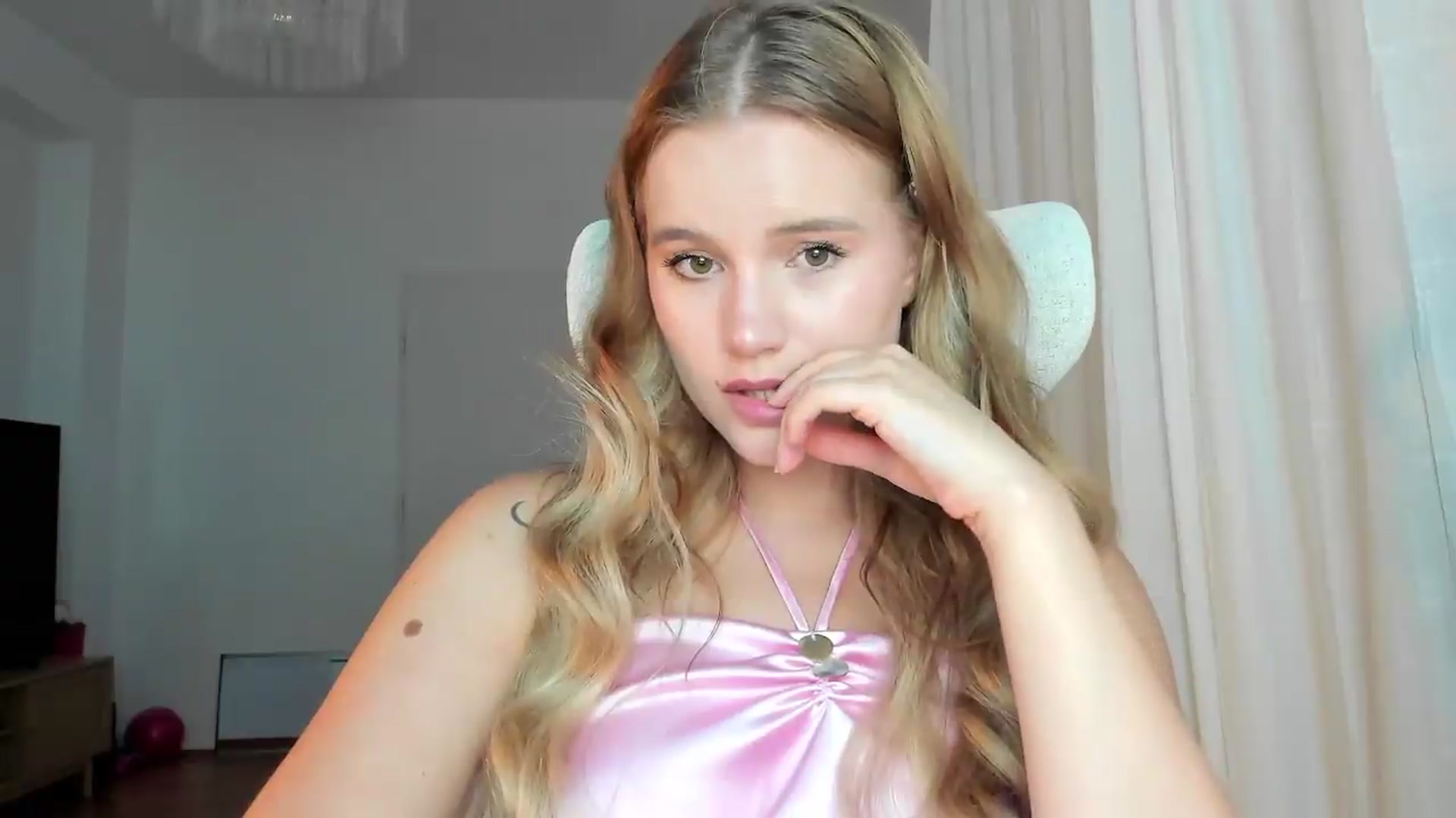 Gallery image thumbnail from Lia_lisia's myfreecams stream on, 06/27/2026, 18:56 image 4 of 20