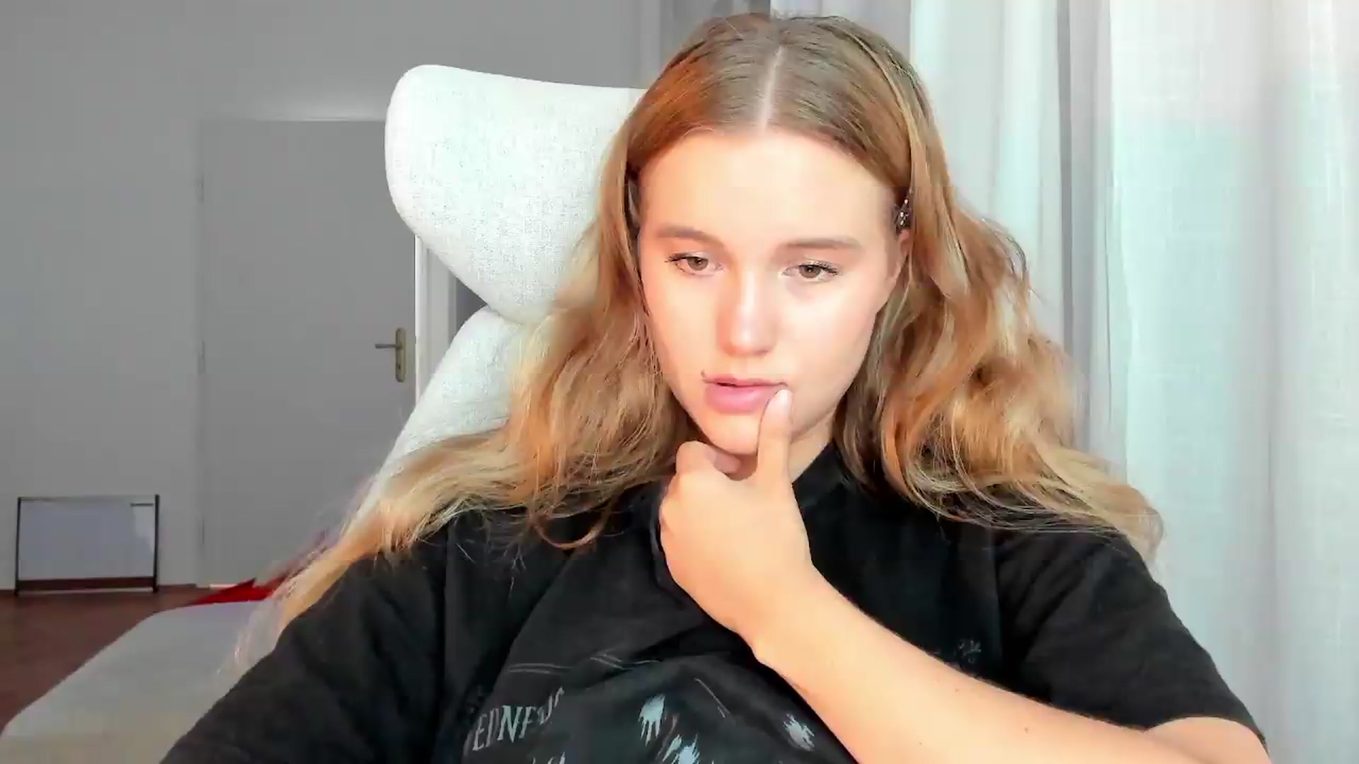 Gallery image thumbnail from Lia_lisia's myfreecams stream on, 06/28/2026, 12:33 image 16 of 20