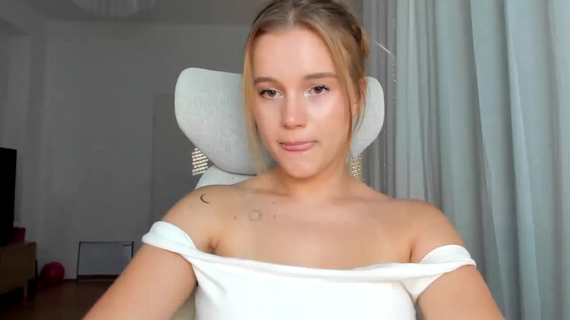 Gallery image thumbnail from Lia_lisia's myfreecams stream on, 07/02/2026, 18:00 image 6 of 20