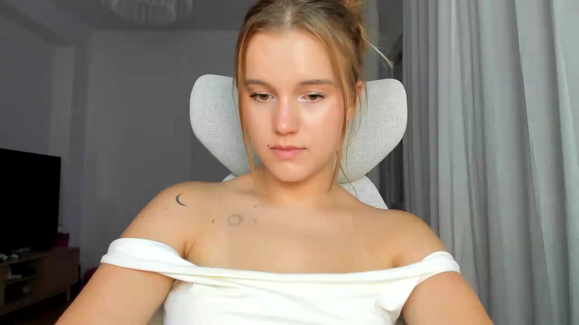 Gallery image thumbnail from Lia_lisia's myfreecams stream on, 07/02/2026, 19:10 image 6 of 20