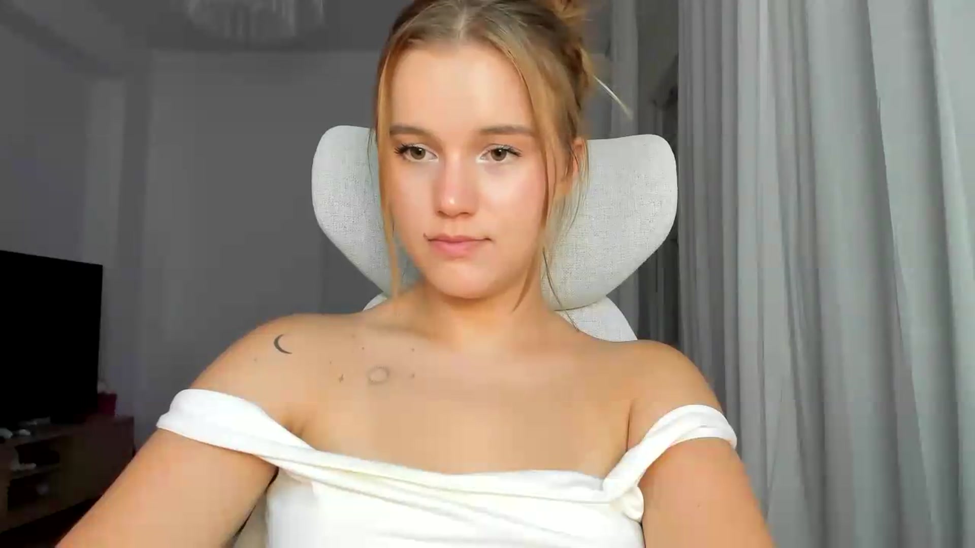 Gallery image thumbnail from Lia_lisia's myfreecams stream on, 07/02/2026, 19:10 image 12 of 20