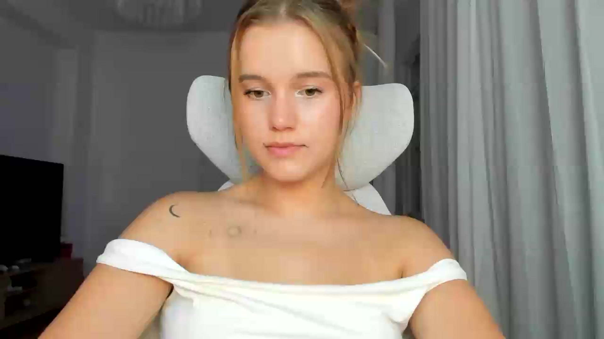 Gallery image thumbnail from Lia_lisia's myfreecams stream on, 07/02/2026, 19:10 image 13 of 20