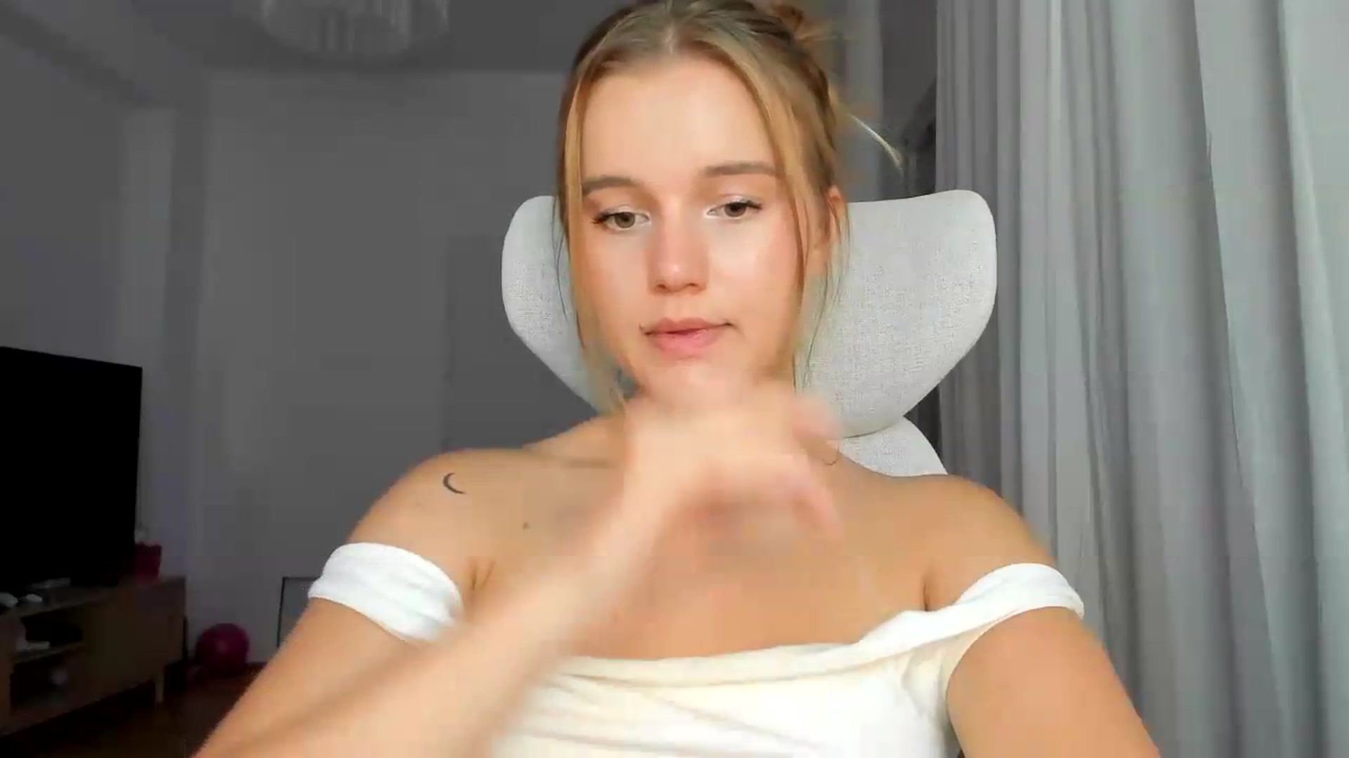 Gallery image thumbnail from Lia_lisia's myfreecams stream on, 07/02/2026, 19:10 image 19 of 20