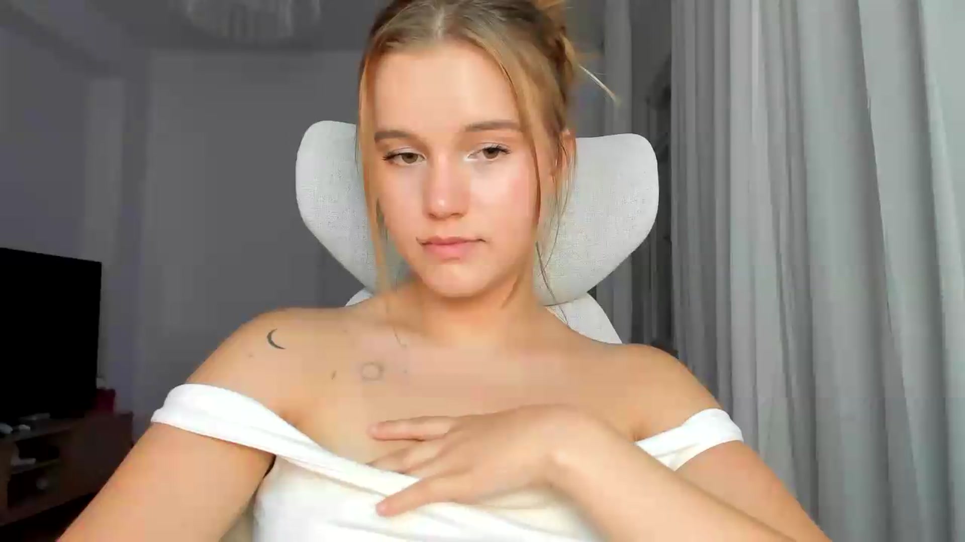 Gallery image thumbnail from Lia_lisia's myfreecams stream on, 07/02/2026, 19:10 image 14 of 20