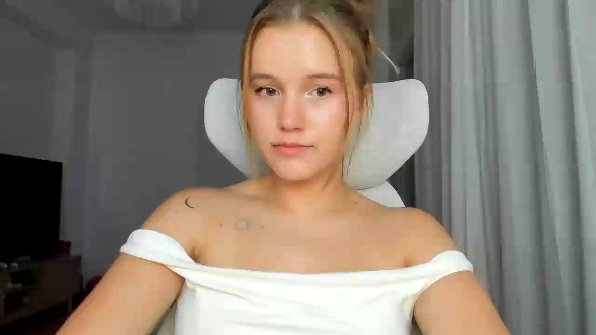 Gallery image thumbnail from Lia_lisia's myfreecams stream on, 07/02/2026, 19:10 image 20 of 20