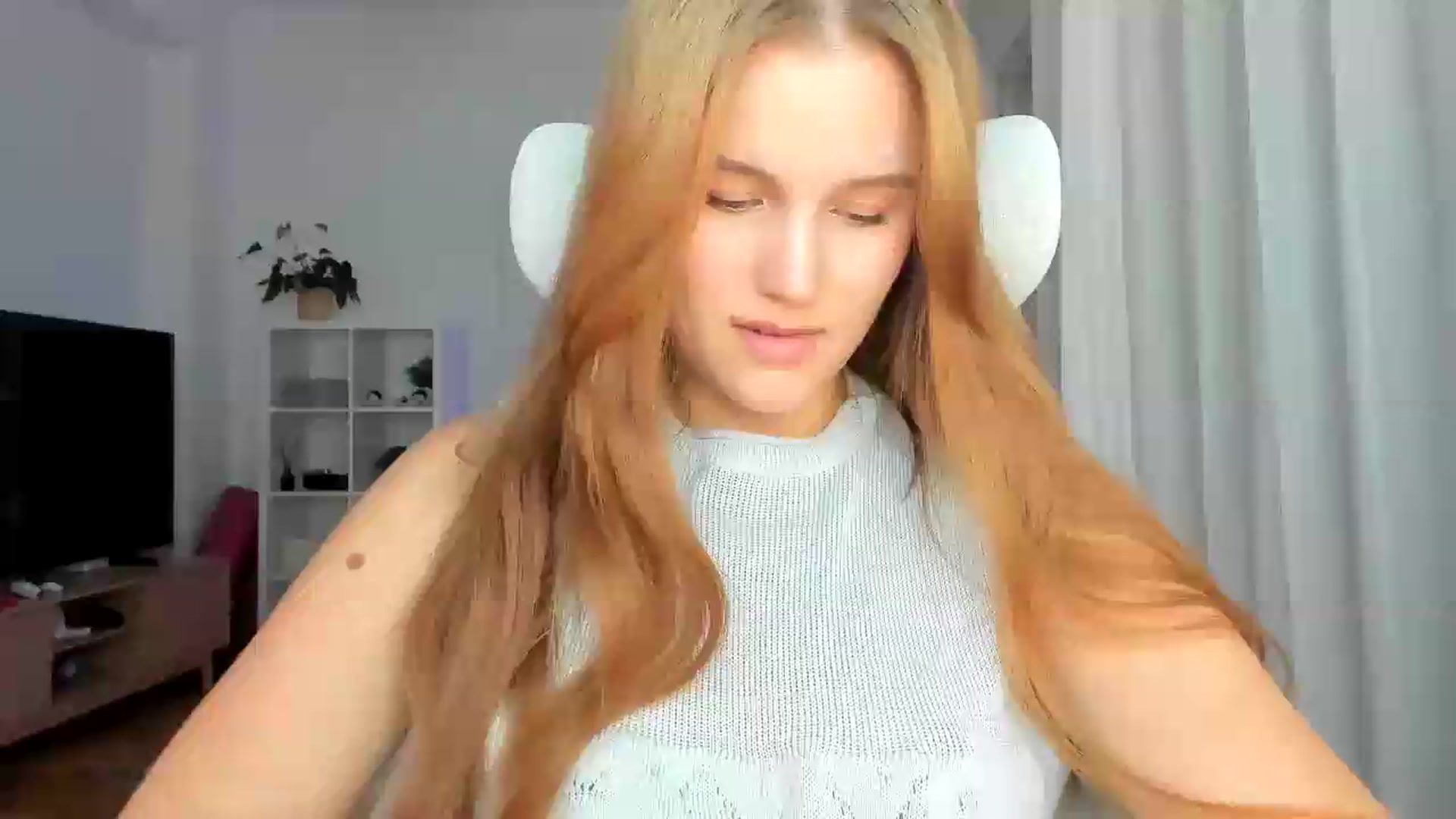 Gallery image thumbnail from Lia_lisia's myfreecams stream on, 07/09/2026, 16:39 image 4 of 20