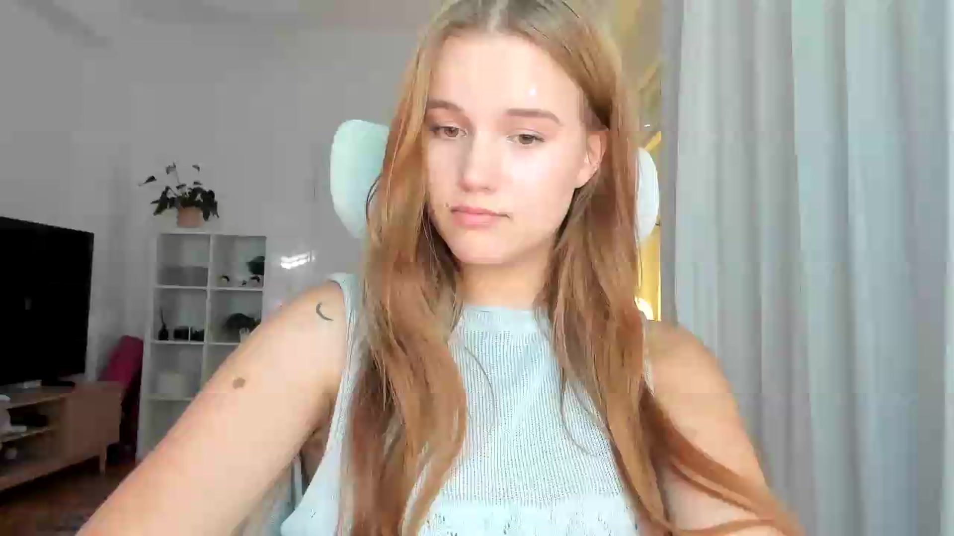 Gallery image thumbnail from Lia_lisia's myfreecams stream on, 07/09/2026, 17:10 image 3 of 20