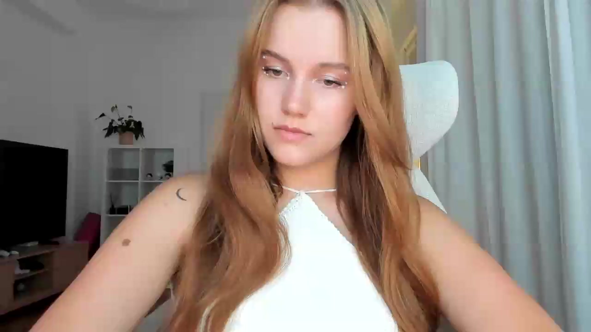 Gallery image thumbnail from Lia_lisia's myfreecams stream on, 07/10/2026, 16:34 image 3 of 20