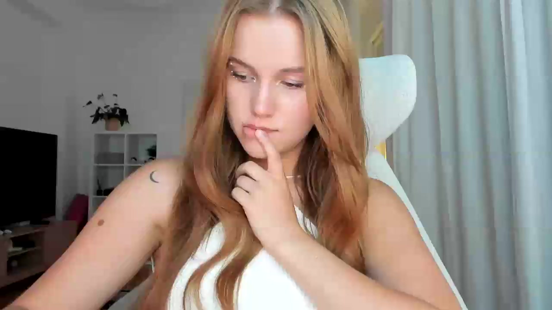 Gallery image thumbnail from Lia_lisia's myfreecams stream on, 07/10/2026, 16:34 image 6 of 20
