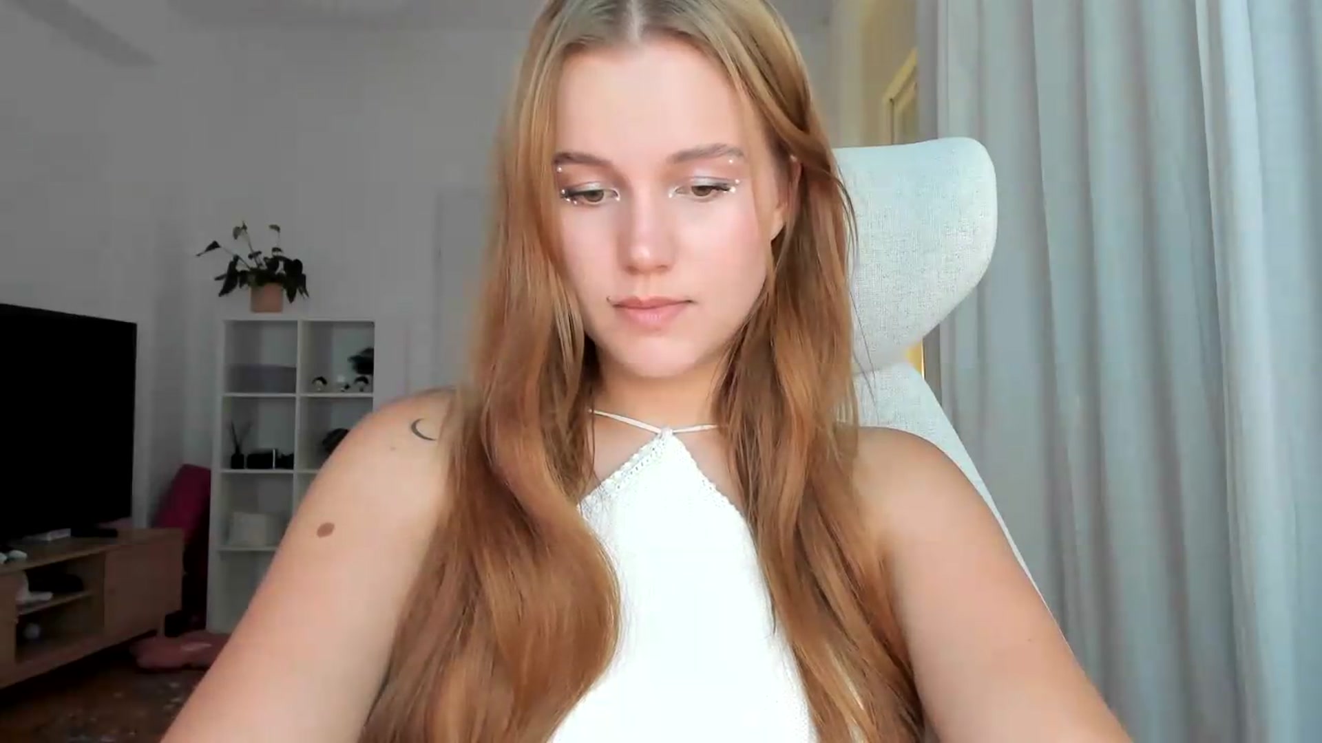 Gallery image thumbnail from Lia_lisia's myfreecams stream on, 07/10/2026, 16:34 image 12 of 20