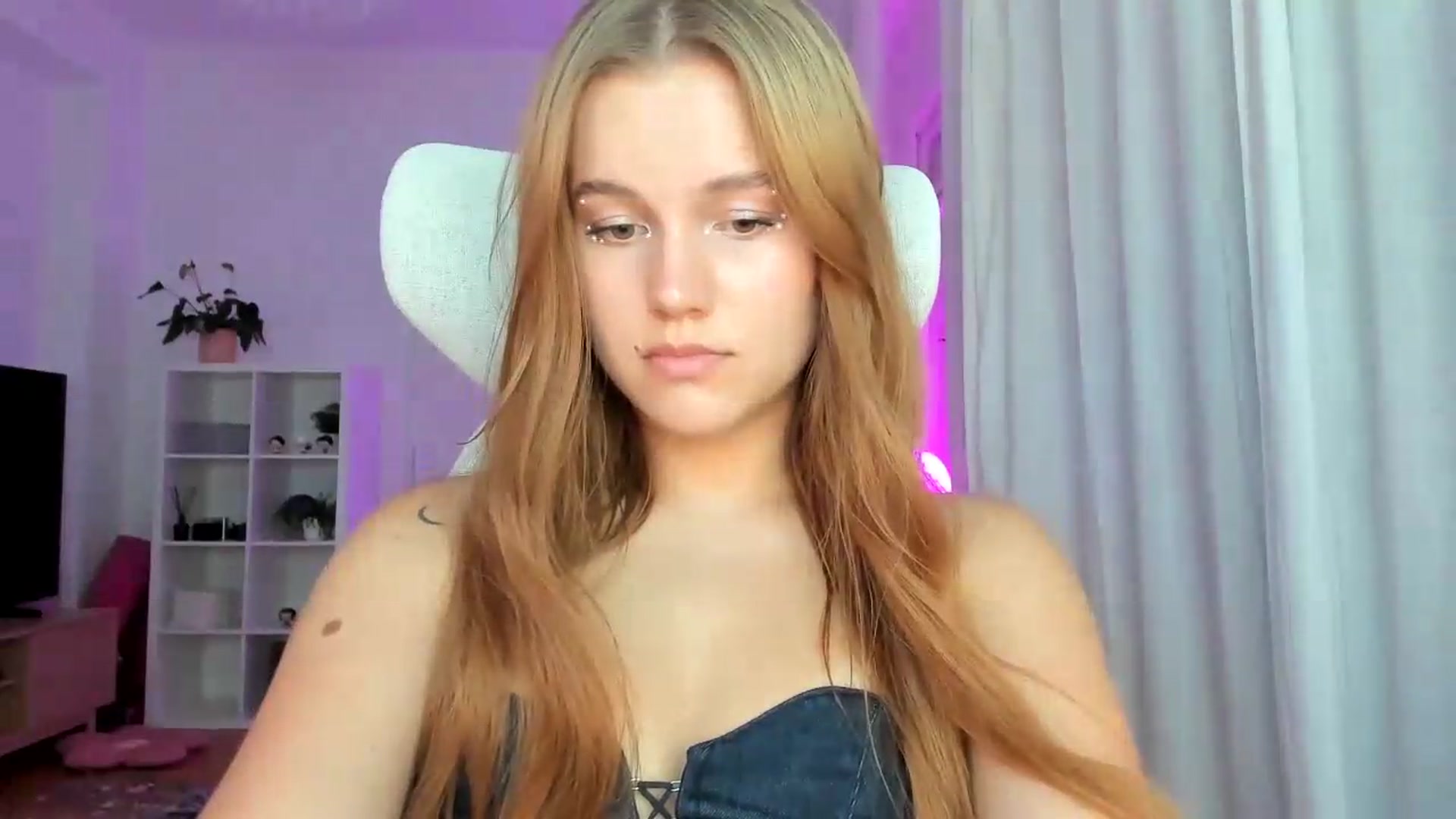Gallery image thumbnail from Lia_lisia's myfreecams stream on, 07/10/2026, 19:29 image 4 of 20