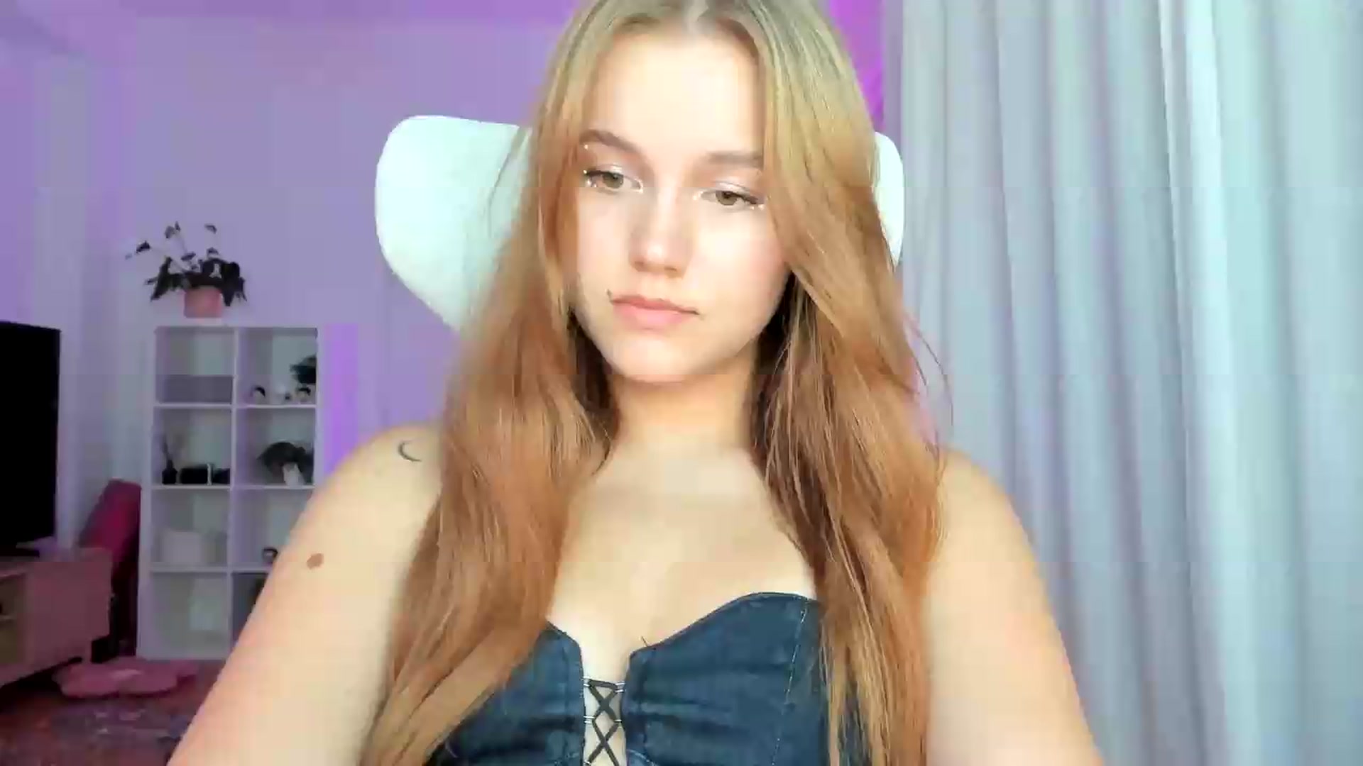 Gallery image thumbnail from Lia_lisia's myfreecams stream on, 07/10/2026, 19:29 image 8 of 20