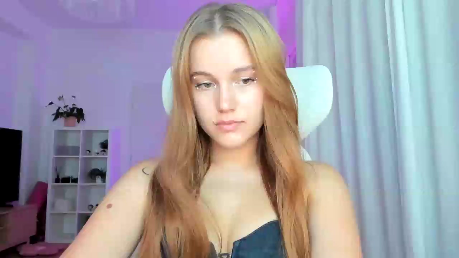 Gallery image thumbnail from Lia_lisia's myfreecams stream on, 07/10/2026, 19:29 image 1 of 20