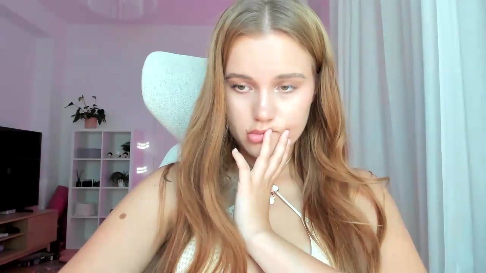 Gallery image thumbnail from Lia_lisia's myfreecams stream on, 07/11/2026, 17:00 image 14 of 20