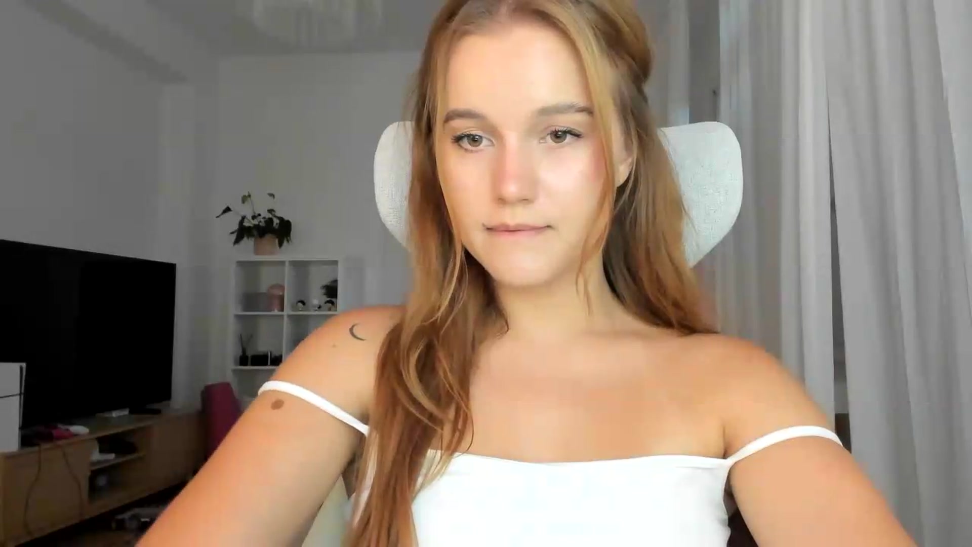 Gallery image thumbnail from Lia_lisia's myfreecams stream on, 07/16/2026, 15:32 image 18 of 20