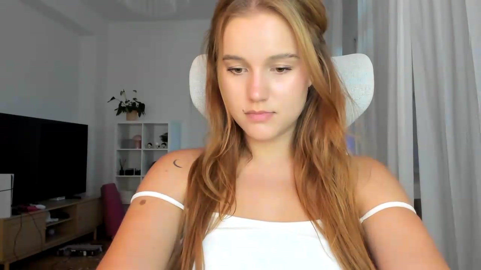 Gallery image thumbnail from Lia_lisia's myfreecams stream on, 07/16/2026, 15:32 image 17 of 20
