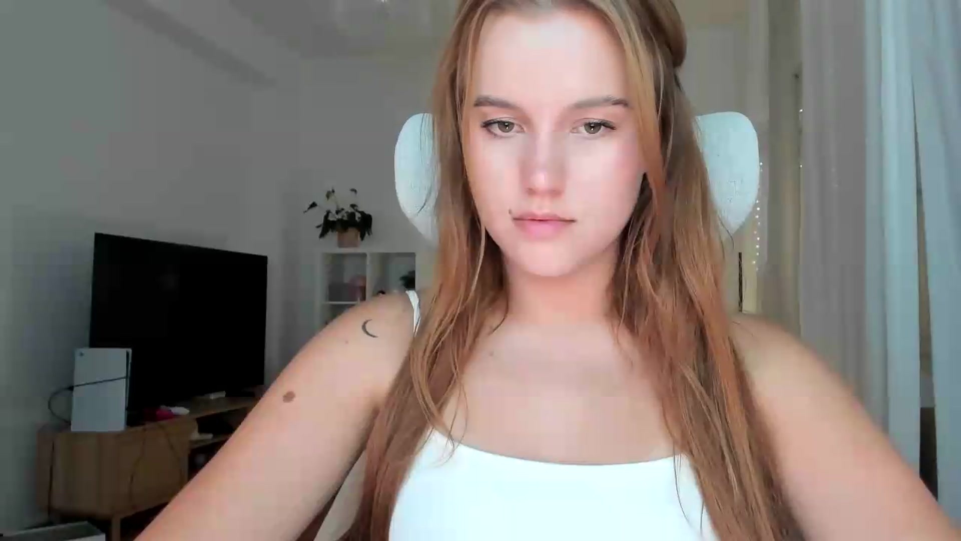 Gallery image thumbnail from Lia_lisia's myfreecams stream on, 07/16/2026, 17:35 image 7 of 20