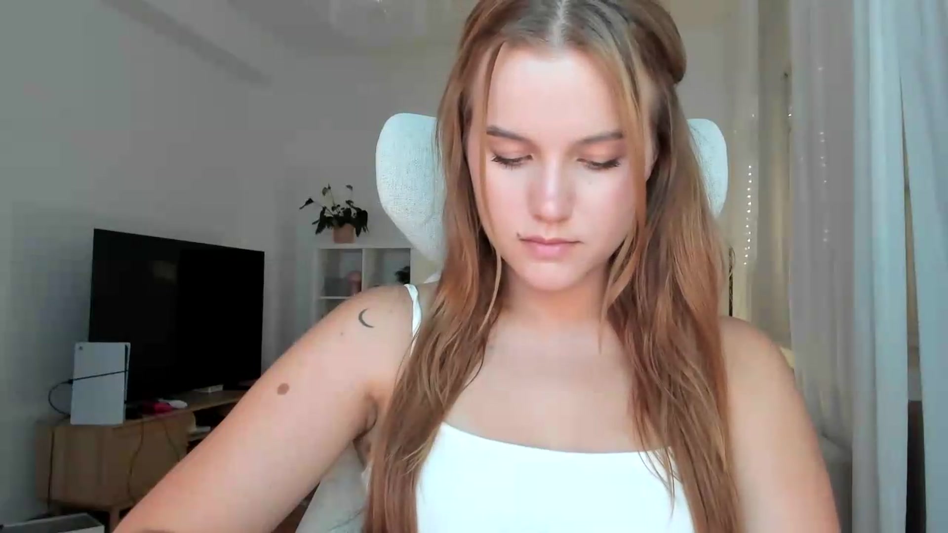 Gallery image thumbnail from Lia_lisia's myfreecams stream on, 07/16/2026, 17:35 image 12 of 20
