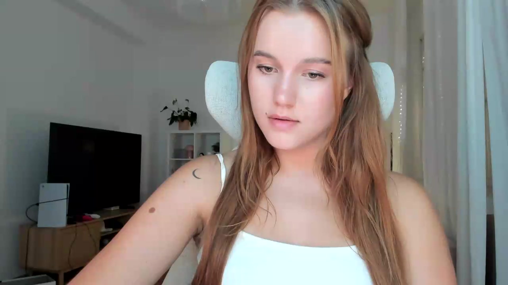 Gallery image thumbnail from Lia_lisia's myfreecams stream on, 07/16/2026, 17:35 image 9 of 20