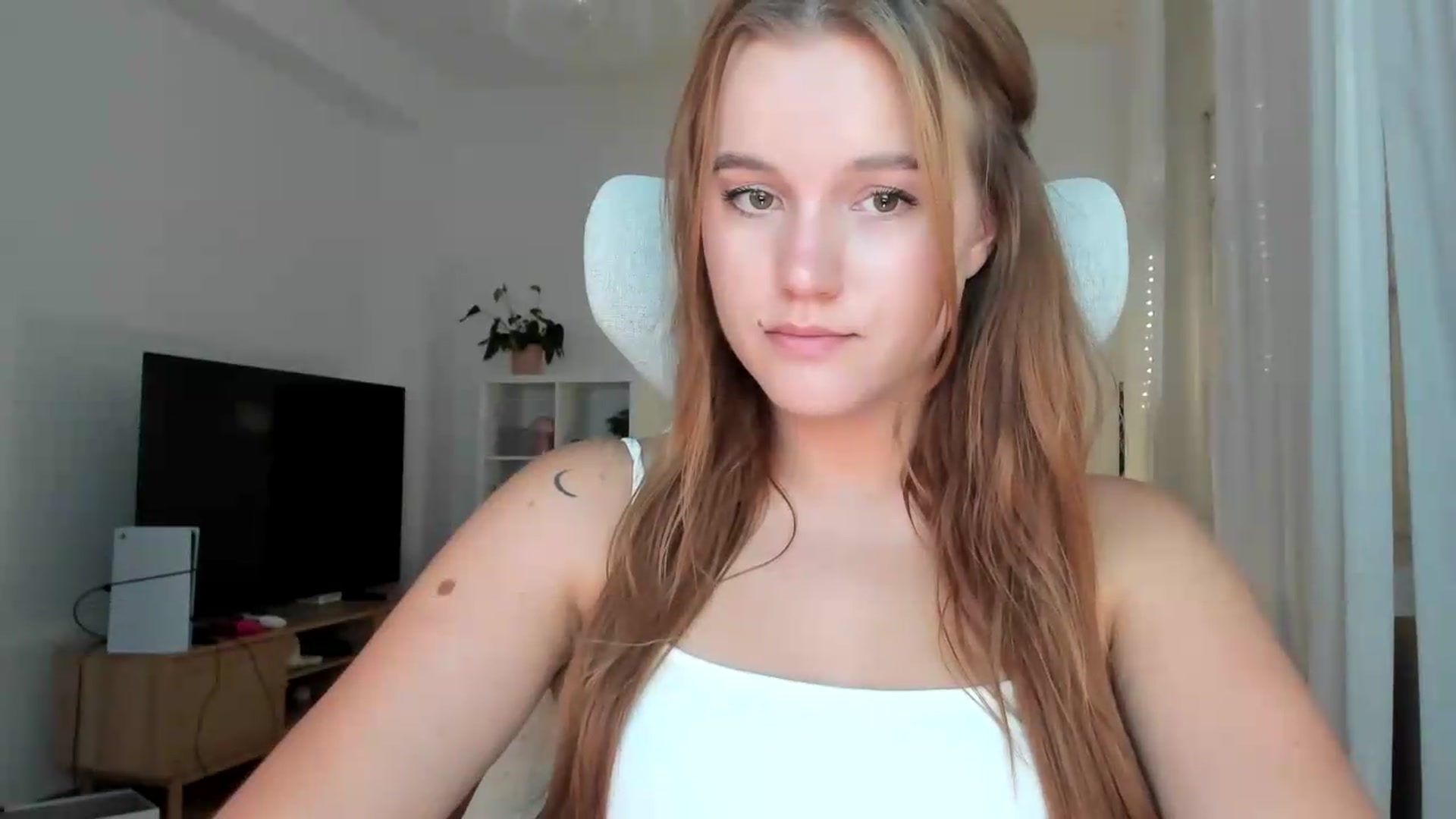 Gallery image thumbnail from Lia_lisia's myfreecams stream on, 07/16/2026, 17:35 image 11 of 20
