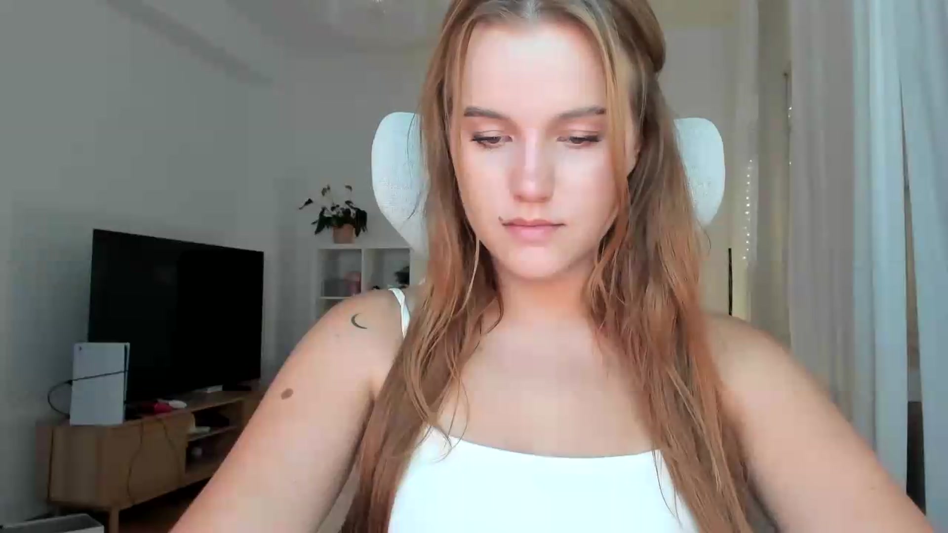 Gallery image thumbnail from Lia_lisia's myfreecams stream on, 07/16/2026, 17:35 image 8 of 20