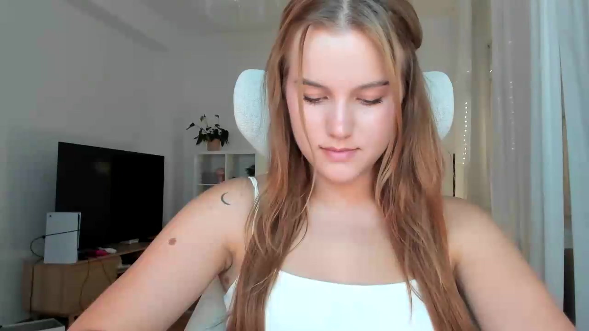 Gallery image thumbnail from Lia_lisia's myfreecams stream on, 07/16/2026, 17:35 image 13 of 20