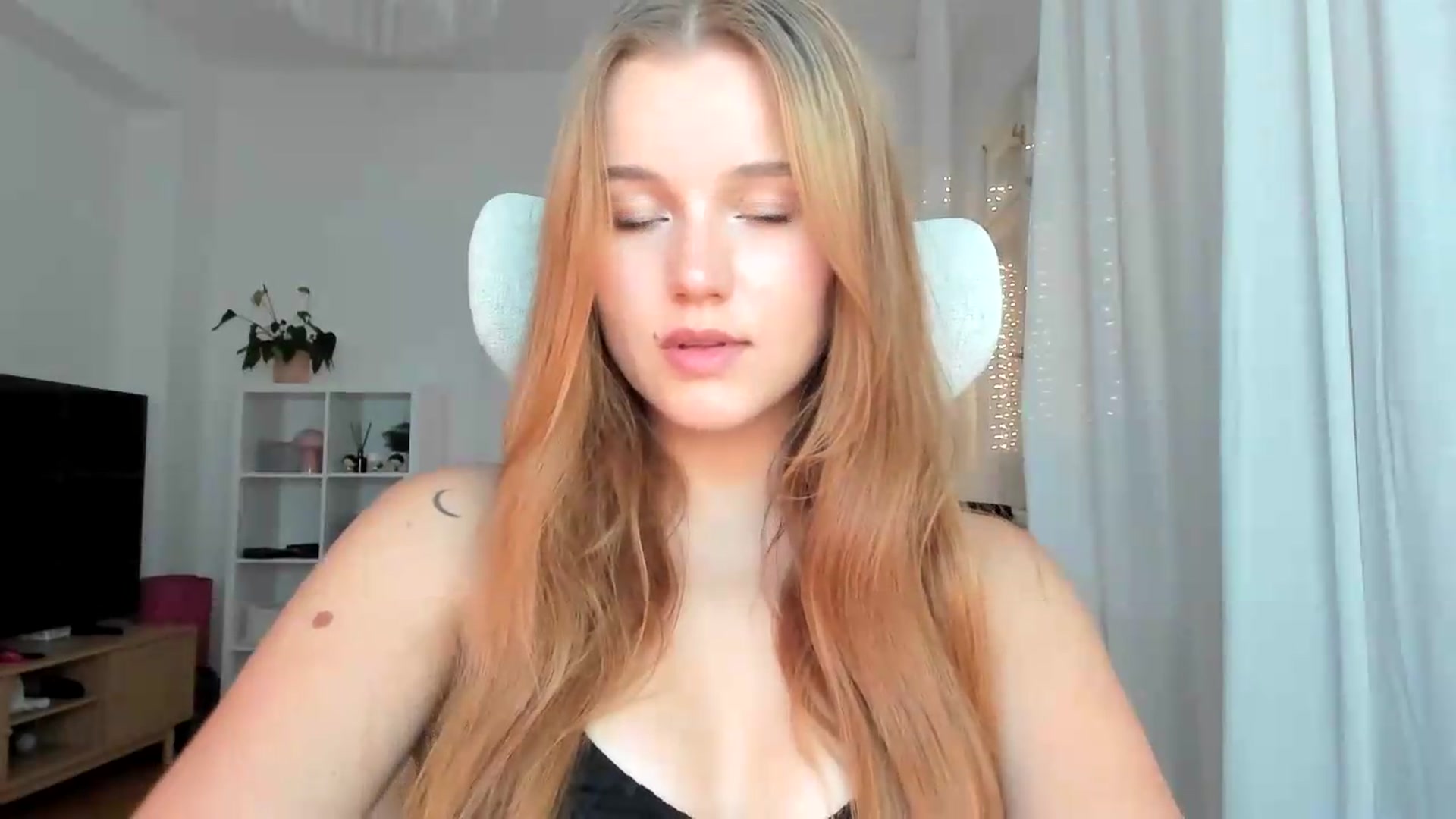 Gallery image thumbnail from Lia_lisia's myfreecams stream on, 07/21/2026, 18:01 image 14 of 20