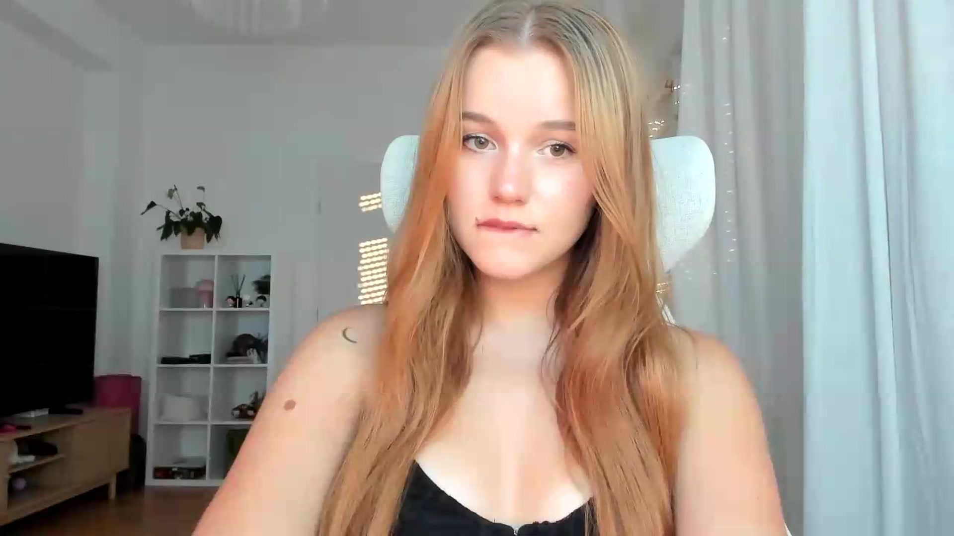 Gallery image thumbnail from Lia_lisia's myfreecams stream on, 07/21/2026, 18:01 image 8 of 20