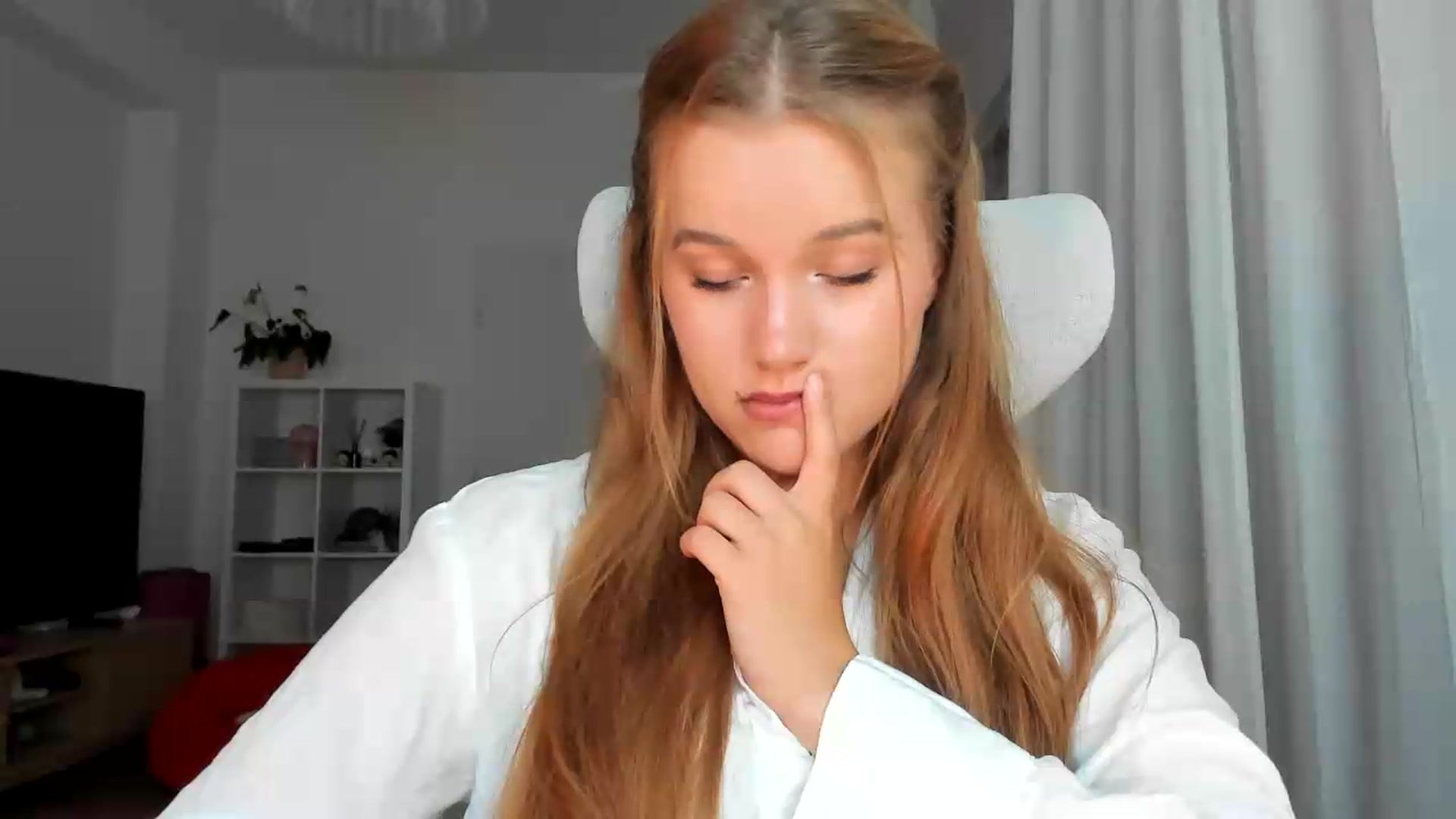 Gallery image thumbnail from Lia_lisia's myfreecams stream on, 07/23/2026, 18:38 image 17 of 20