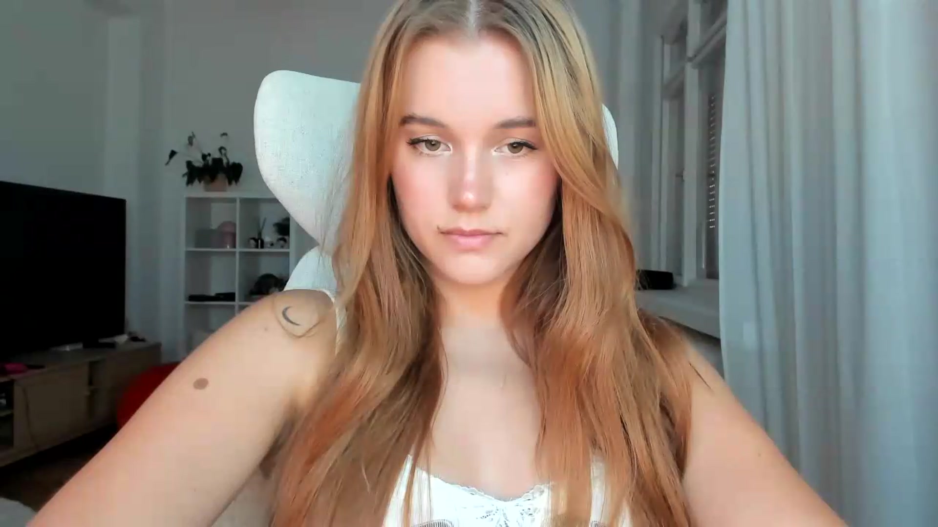 Gallery image thumbnail from Lia_lisia's myfreecams stream on, 07/26/2026, 16:37 image 17 of 20