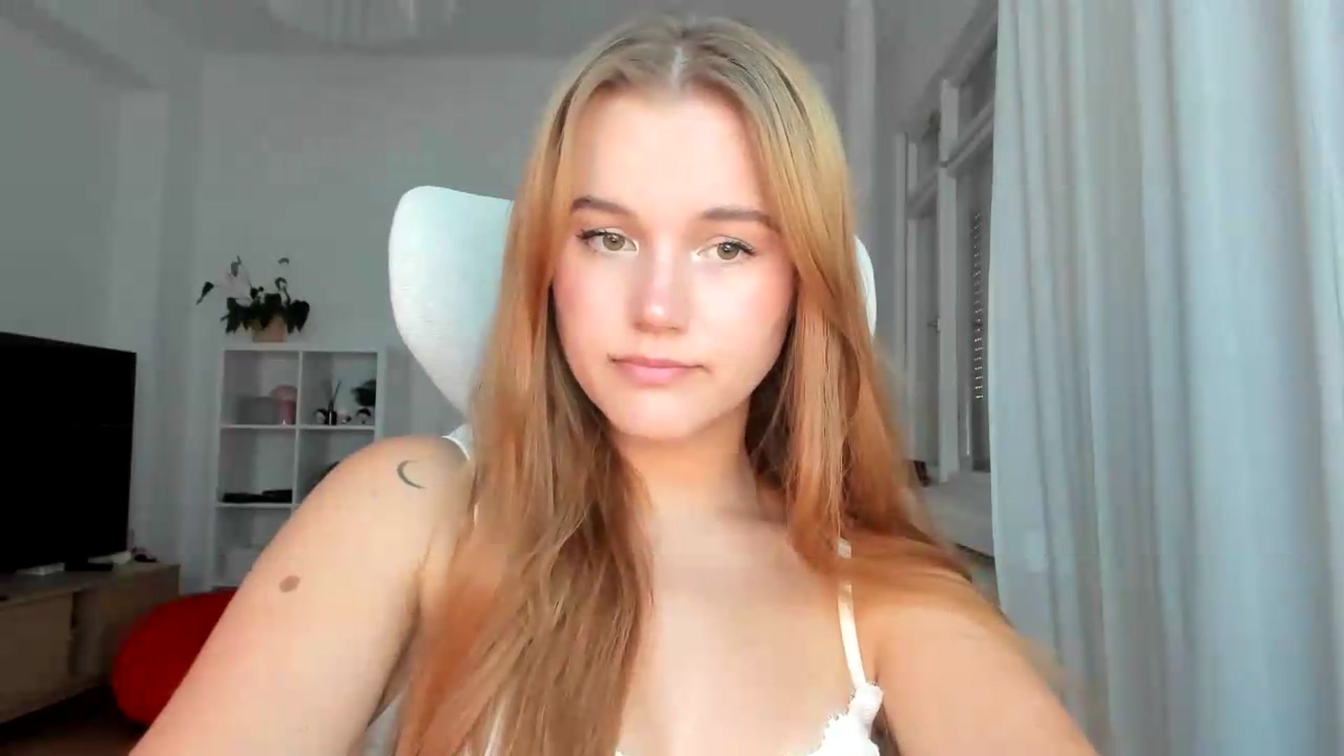 Gallery image thumbnail from Lia_lisia's myfreecams stream on, 07/26/2026, 16:37 image 5 of 20