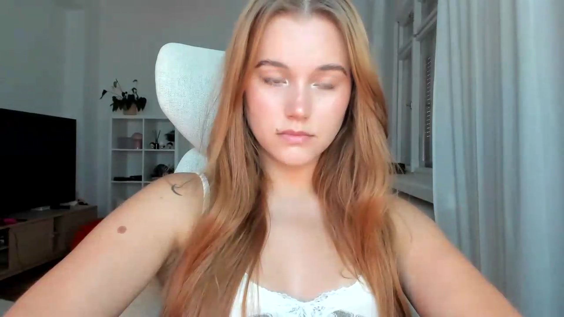 Gallery image thumbnail from Lia_lisia's myfreecams stream on, 07/26/2026, 16:37 image 16 of 20