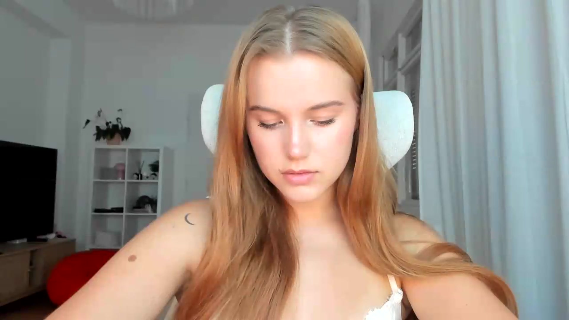 Gallery image thumbnail from Lia_lisia's myfreecams stream on, 07/26/2026, 16:37 image 7 of 20