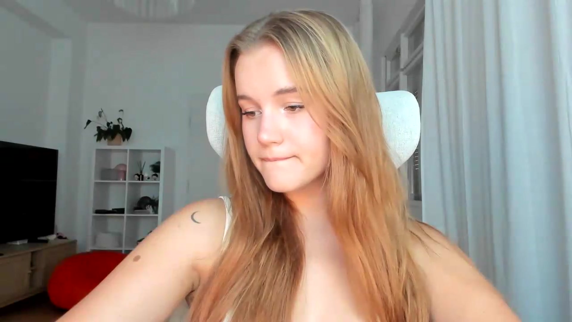 Gallery image thumbnail from Lia_lisia's myfreecams stream on, 07/26/2026, 16:37 image 13 of 20