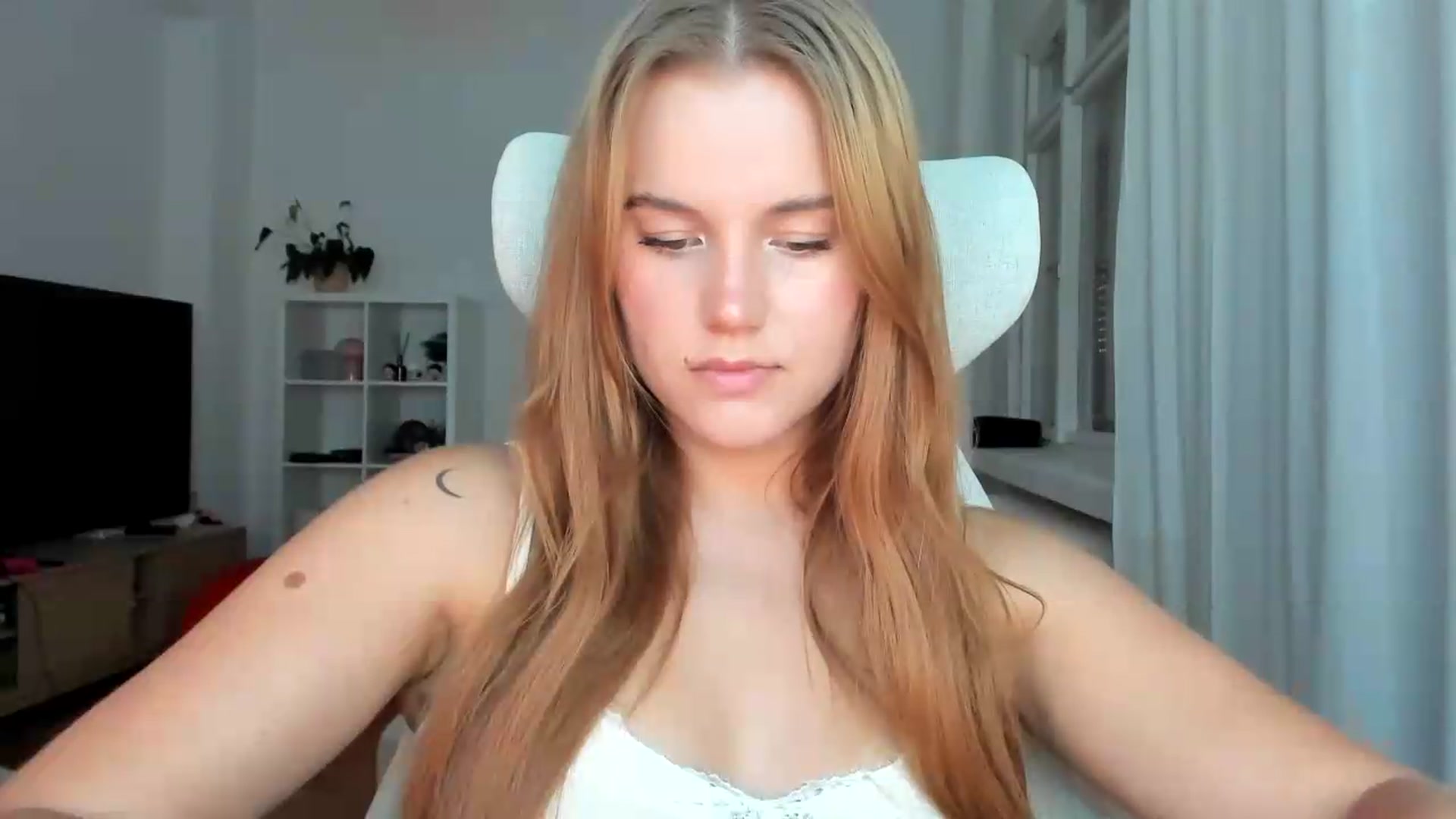Gallery image thumbnail from Lia_lisia's myfreecams stream on, 07/26/2026, 17:35 image 9 of 20