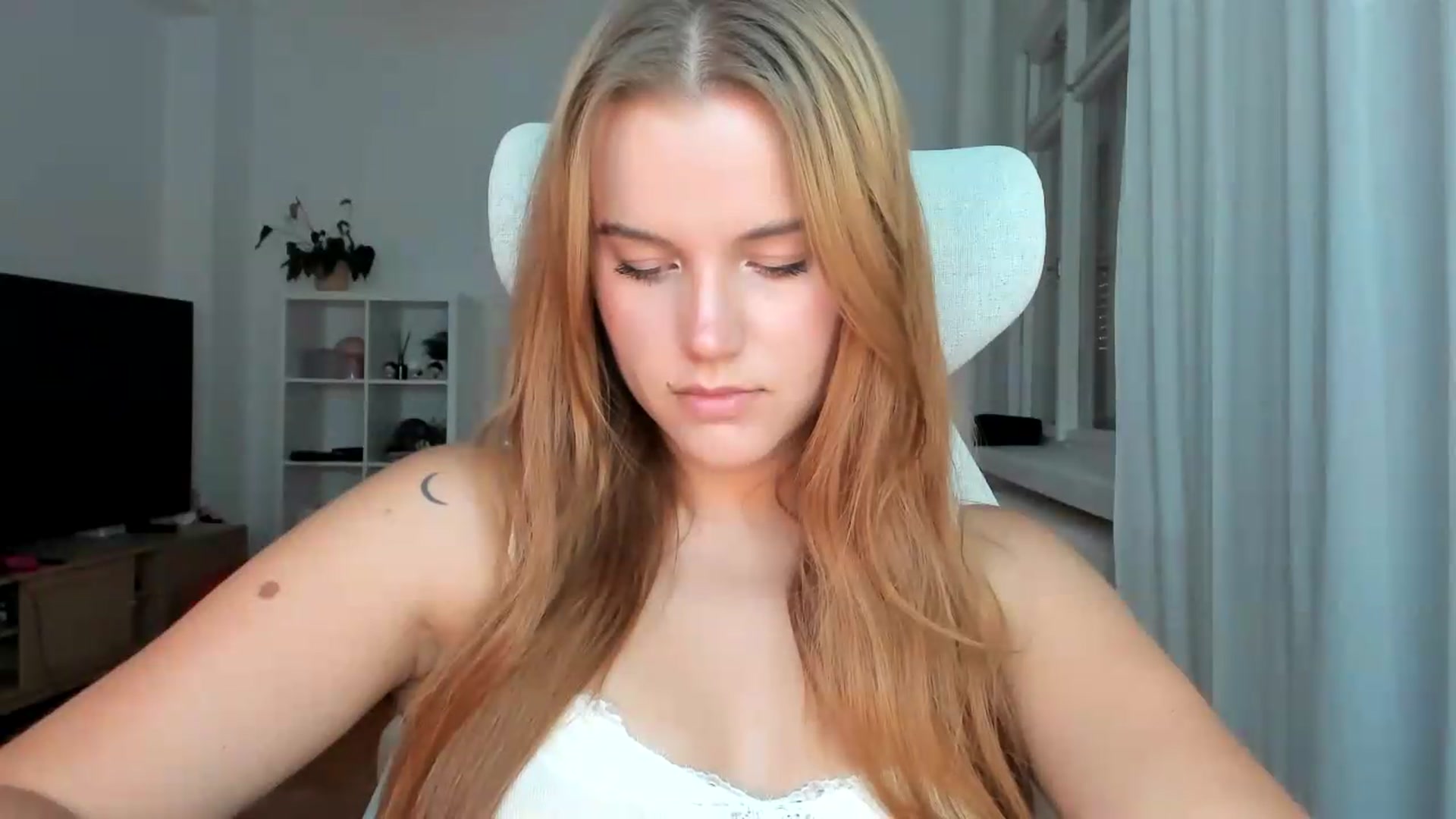 Gallery image thumbnail from Lia_lisia's myfreecams stream on, 07/26/2026, 17:35 image 11 of 20